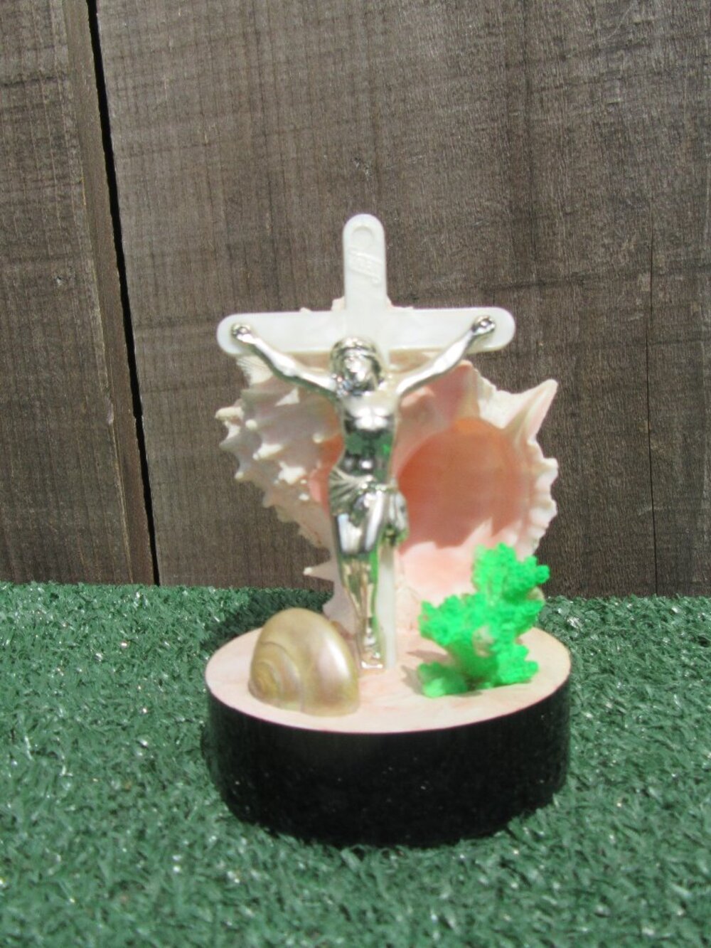 Vintage Sea Shell Coral Crucifix Religious Jesus Cross Display Kitsch Conch